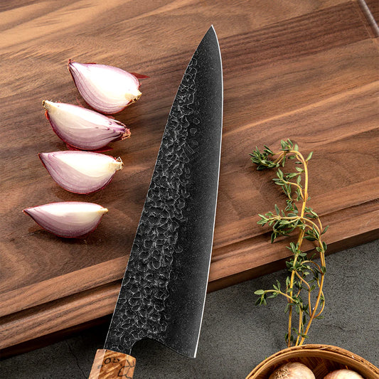 Cuțitul Bucătarului Profesional – Oțel Carbon cu Finisaj Hammered, Mâner din Arțar pentru Precizie și Eleganță